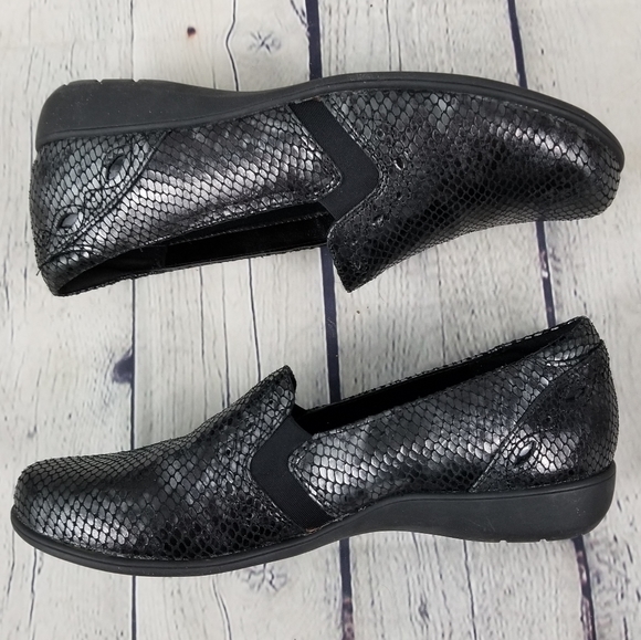 ARAVON | Adalyn reptile snake animal print shoe - Picture 4 of 6